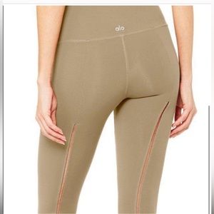 Alo high waist Dash leggings with mesh on back very comfy worn several times